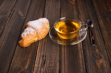 kruvasan ile çay ahşap masa