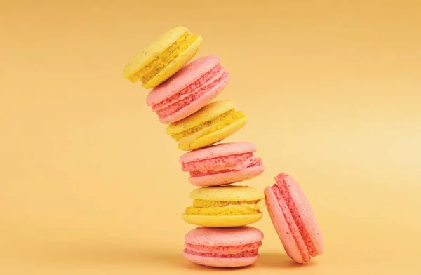 Zoet en kleurrijk Franse bitterkoekjes of macaron — Stockfoto