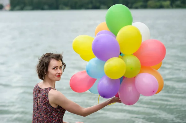 Mädchen mit Luftballons — Stockfoto