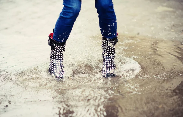 lastik çizmeler azıyorum ayaklarda