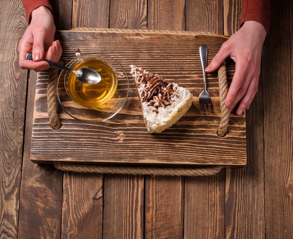 çay ve pasta ahşap masa üzerinde elleriyle