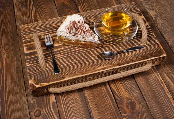 Kuchen mit Tee auf Holztisch — Stockfoto