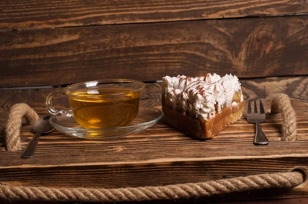 ahşap masa üzerinde çay ile pasta