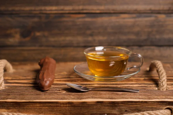 Torta con tè sulla scrivania di legno — Foto Stock