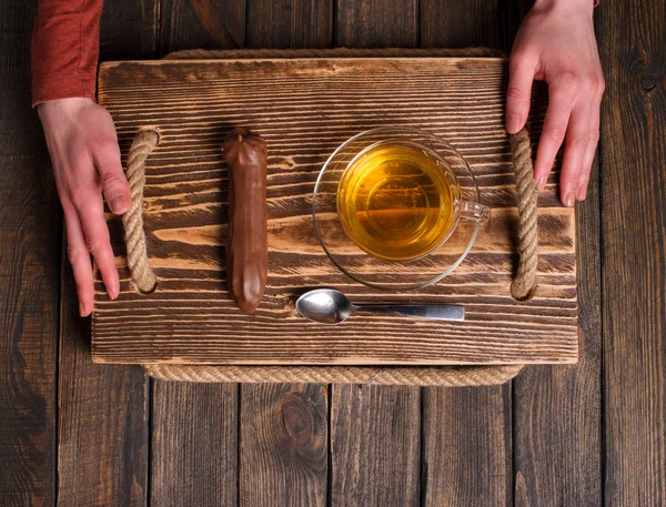 çay ve pasta ahşap masa üzerinde elleriyle