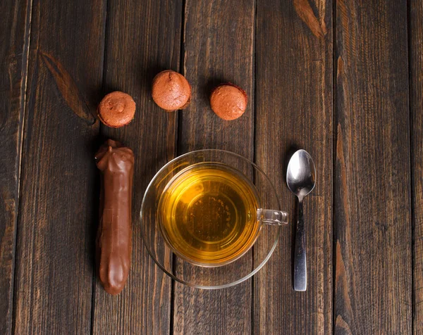 Kuchen mit Tee auf Holztisch — Stockfoto