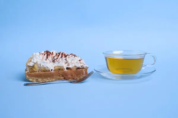 Mavi arka plan üzerinde çay ile pasta — Stok fotoğraf