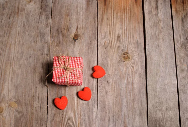 Heart on a wooden background and gift box — Stock Photo, Image