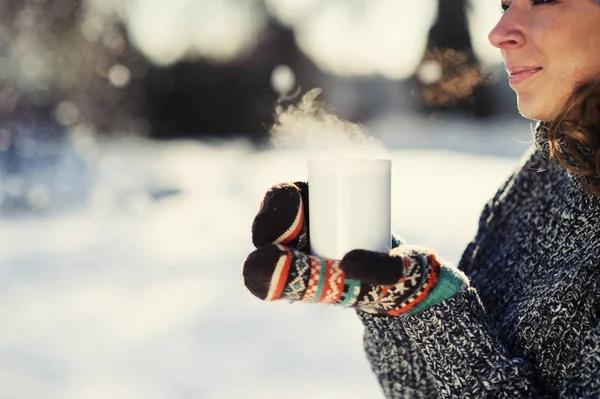 Όμορφη Κοπέλα Κρατώντας Ένα Φλιτζάνι Καφέ Καιρός Είναι Πολύ Κρύος — Φωτογραφία Αρχείου