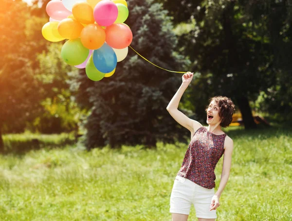 Flicka med ballonger — Stockfoto