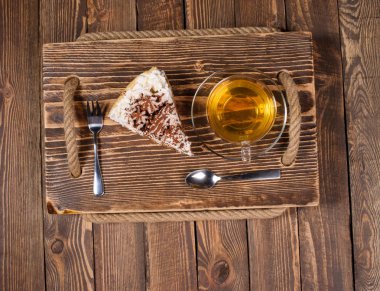 ahşap masa üzerinde çay ile pasta