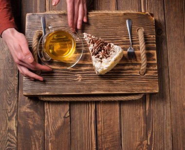 çay ve pasta ahşap masa üzerinde elleriyle