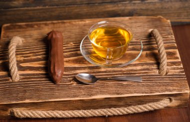 ahşap masa üzerinde çay ile pasta