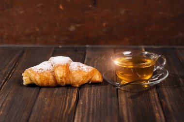 kruvasan ile çay ahşap masa