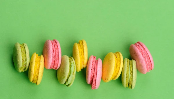 Édes és színes francia macaroons vagy macaron, felülnézet — Stock Fotó