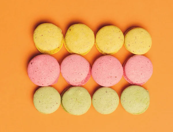 Zoete en kleurrijke Frans bitterkoekjes of macaron, bovenaanzicht — Stockfoto