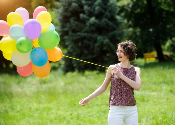 Dziewczyna z balonami — Zdjęcie stockowe