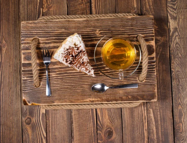 ahşap masa üzerinde çay ile pasta