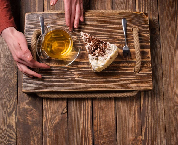 çay ve pasta ahşap masa üzerinde elleriyle