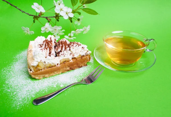 Torta con tè su sfondo verde — Foto Stock