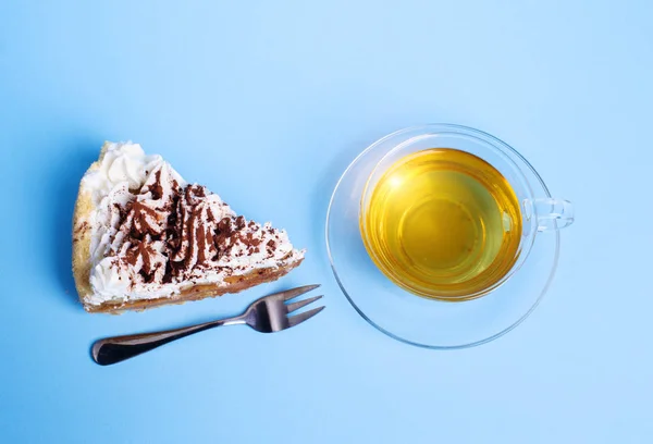 Mavi arka plan üzerinde çay ile pasta — Stok fotoğraf