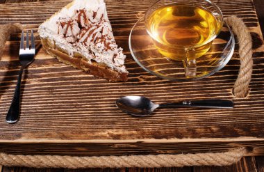 ahşap masa üzerinde çay ile pasta