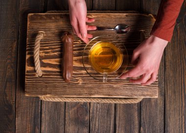 çay ve pasta ahşap masa üzerinde elleriyle