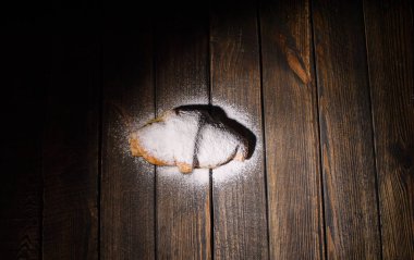 kruvasan ahşap masa üzerine pudra şekeri ile