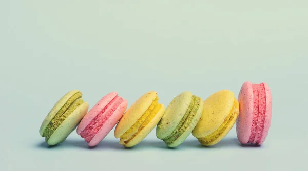 Söta och färgglada franska mandelbiskvier eller macaron — Stockfoto