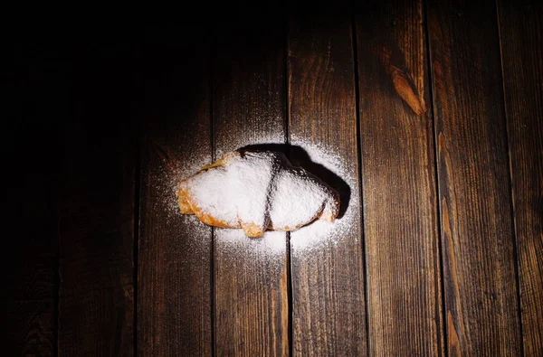 Croissant con azúcar en polvo en escritorio de madera — Foto de Stock