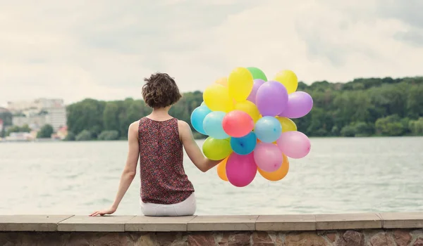 Meisje met ballonnen — Stockfoto