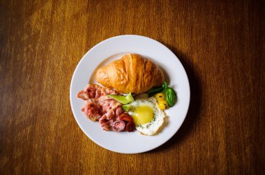 Jambon ve salata taze kruvasan