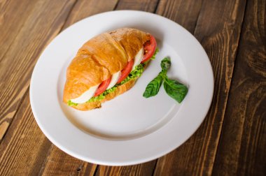 Jambon ve salata taze kruvasan