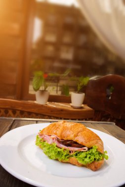 Jambon ve salata taze kruvasan