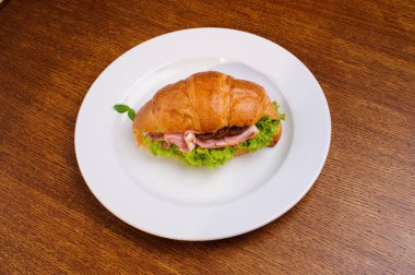 Jambon ve salata taze kruvasan