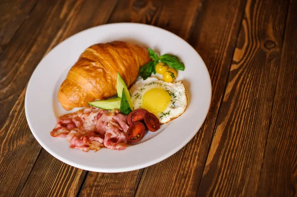 Croissant fresco con jamón y ensalada — Foto de Stock