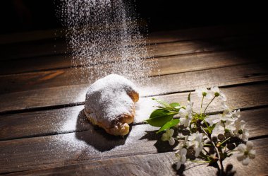 kruvasan ahşap masa üzerine pudra şekeri ile