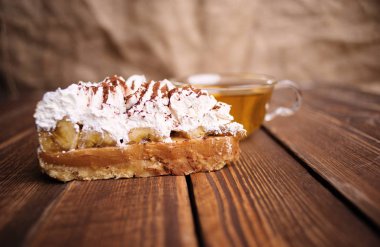 ahşap masa üzerinde çay ile pasta