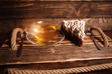 ahşap masa üzerinde çay ile pasta