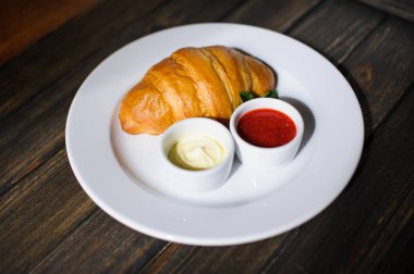 ahşap masa üzerinde tatlı kruvasan