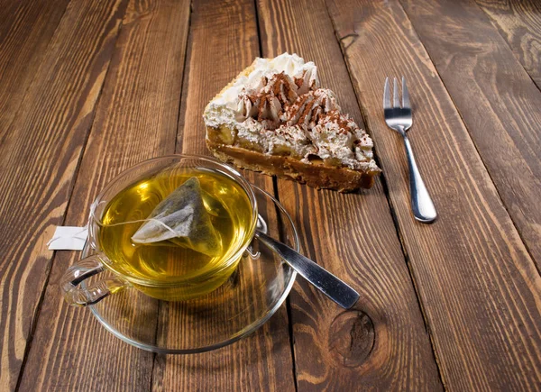 Torta con tè sulla scrivania di legno — Foto Stock