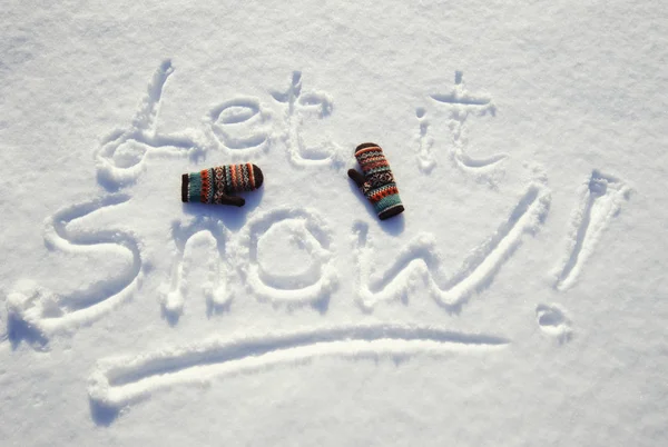Palabra nieve y guantes en la nieve — Foto de Stock