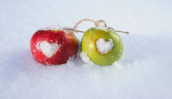 Apple op de sneeuw — Stockfoto