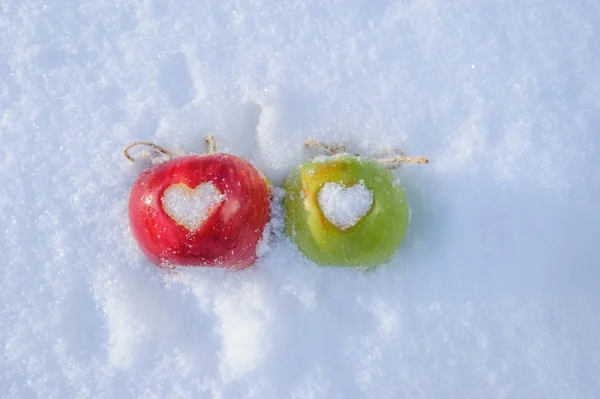 Rode Groene Appels Met Hart Sneeuw — Stockfoto