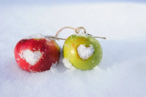 Manzanas Rojas Verdes Con Corazones Nieve — Foto de Stock