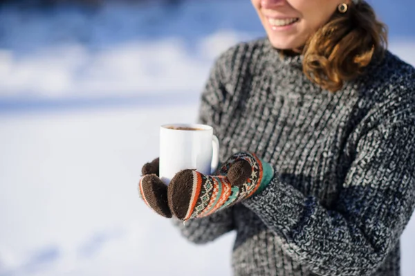 美しい少女は 一杯のコーヒーを保持しています 天気は非常に寒さとマグカップを喫煙 — ストック写真