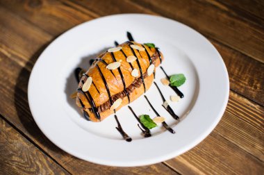 ahşap masa üzerinde tatlı kruvasan