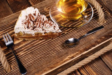 ahşap masa üzerinde çay ile pasta