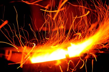 ateş siyah arkaplanda kıvılcımlar saçar