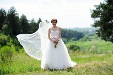 bir ormandaki açık havada güzel gelin